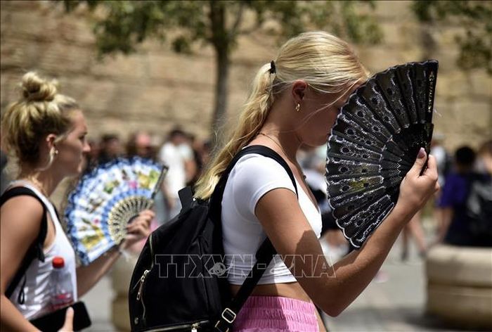 Người dân làm mát khi nhiệt độ lên cao tại Seville, Tây Ban Nha. Ảnh tư liệu: AFP/TTXVN