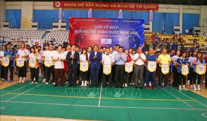 Ban Tổ chức giải tặng cờ lưu niệm cho các đội tham dự giải.