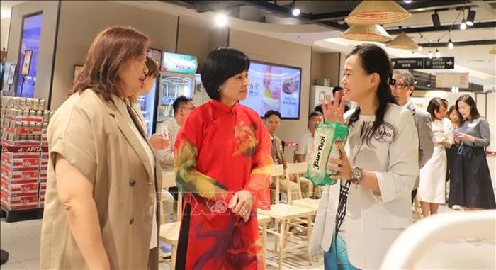 Đại diện siêu thị APITA giới thiệu món bún khô được người dân Hong Kong ưa chuộng. Ảnh: Trần Thị Lê Anh/PV TTXVN tại Hong Kong