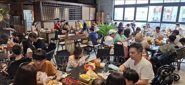 Sau khi tham quan bảo tàng, khách có thể trải nghiệm thực tế các loại sầu riêng nổi tiếng tại địa phương. Ảnh: Bùi Hoàn/PV TTXVN tại Malaysia