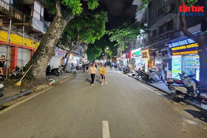 Việc Hà Nội thực hiện vùng phát thải thấp, khiến nhiều người nhớ lại những ngày đầu thành phố thực hiện tuyến phố đi bộ quanh hồ Hoàn Kiếm và phố cổ.