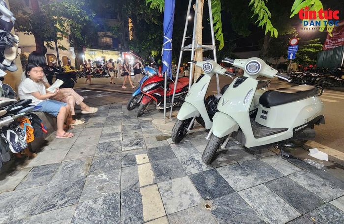 Người dân sống trong vùng lõi phường Hoàn Kiếm đang rục rịch mua xe máy điện thay thế xe xăng làm phương tiện đi lại.
