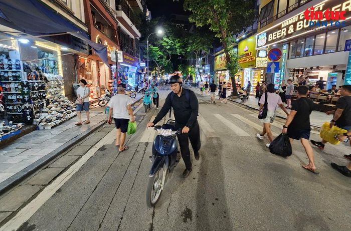 Nhiều người lựa chọn phương án dắt xe về nhà.