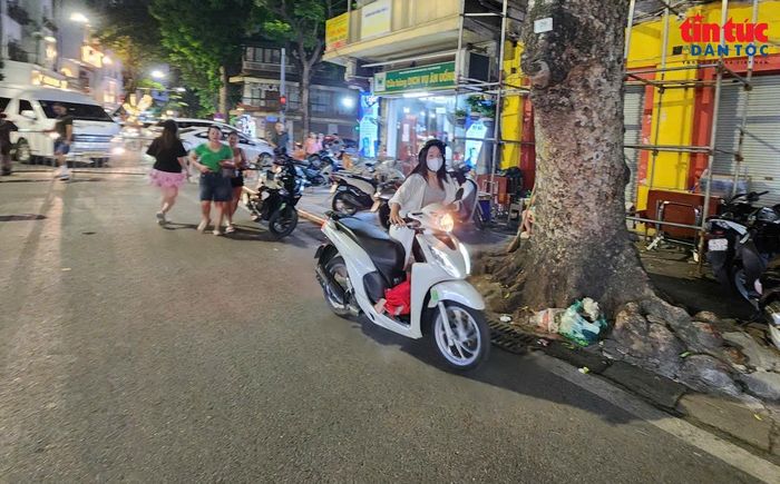 Người dân sống trong vùng lõi phường Hoàn Kiếm muốn đưa xe xăng về nhà thì phải dắt bộ.
