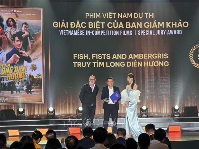Ban tổ chức trao giải cho các tác giả, đơn vị đoạt giải tại lễ bế mạc.
