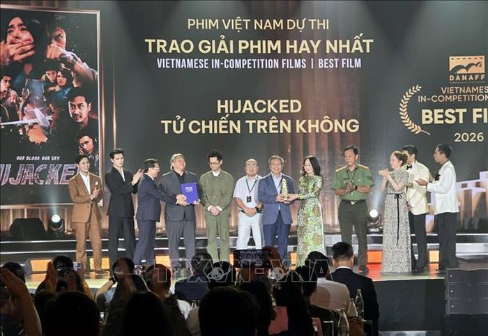 Ban tổ chức trao giải cho các tác giả, đơn vị đoạt giải tại lễ bế mạc.