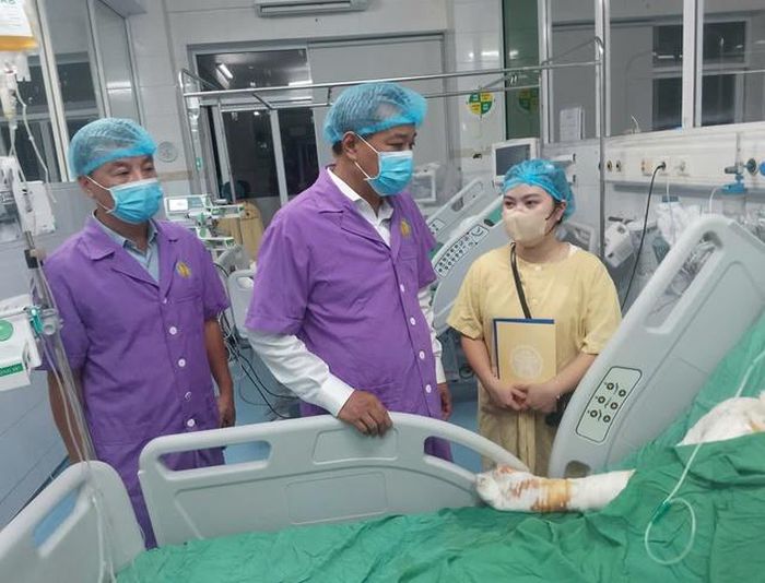 Lãnh đạo Sở Y tế Hà Nội đã thăm, động viên, trao hỗ trợ cho gia đình cháu N.T.T hiện đang điều trị tại Khoa Hồi sức cấp cứu của Viện Bỏng Quốc gia Lê Hữu Trác (Ảnh: SYT cung cấp).