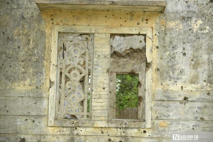 Cửa sổ đã hư hỏng và đầy vết in hằn của bom đạn.