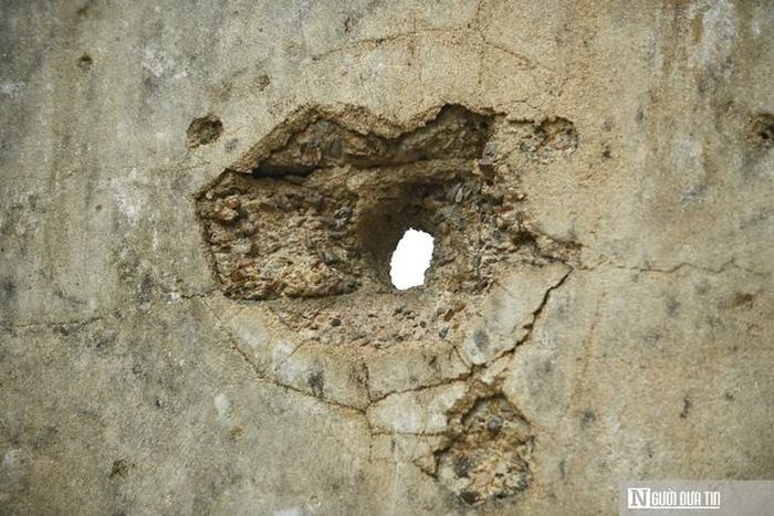 Vết đạn bắn xuyên tường vẫn còn nguyên vẹn đến ngày nay.
