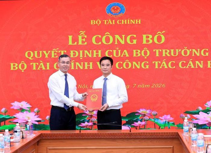Bộ trưởng Bộ Tài chính Ngô Văn Tuấn trao quyết định bổ nhiệm cho ông Vũ Cao Sơn (Ảnh: MOF).