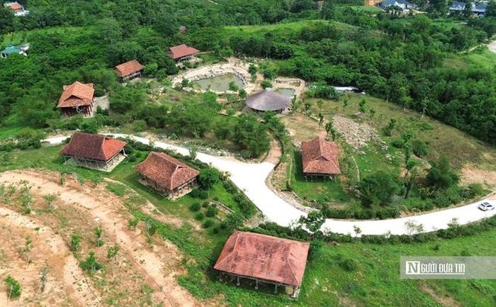 8 ngôi nhà được chủ đầu tư xây dựng ngoài khuôn viên dự án, phần lớn trên diện tích đất đất ở của người dân được họ nhận chuyển nhượng lại.