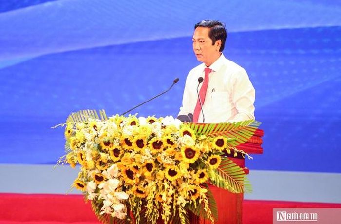 Ông Hoàng Nam, Phó Chủ tịch thường trực UBND tỉnh Quảng Trị phát biểu tại Hội nghị.
