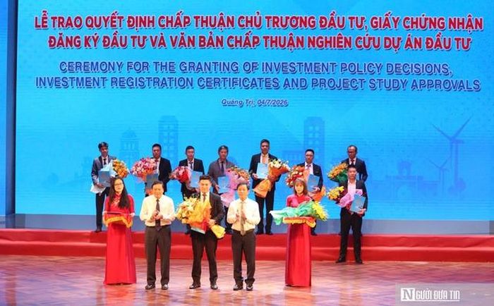 Lãnh đại tỉnh Quảng Trị trao Quyết định chủ trương đầu tư, Giấy chứng nhận đăng ký đầu tư cho các dự án.