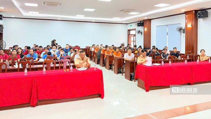 Lực lượng chức năng tăng cường tuyên truyền với các chủ phương tiện, tài xế xe điện chấp hành các quy định