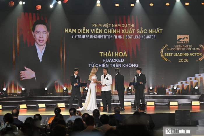 Đại diện của diễn viên Thái Hòa nhận giải Diễn viên Nam chính xuất sắc