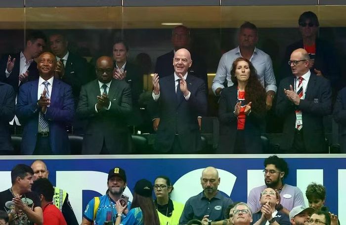 Bà Chủ tịch Liên đoàn Bóng đá Na Uy Lise Klaveness mặc áo đấu của đội nhà cùng Chủ tịch FIFA Gianni Infantino theo dõi trận đấu Na Uy - Bờ Biển Ngà trên khán đài. Ảnh: Reuters.