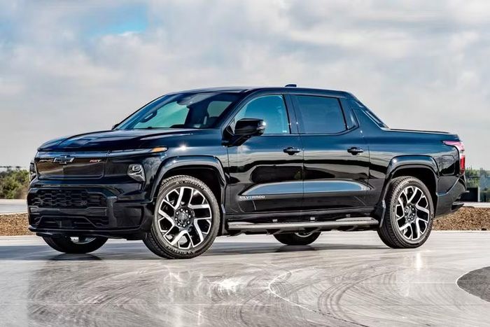 Chevrolet Silverado EV sở hữu tầm hoạt động hơn 400 dặm mỗi lần sạc, nhưng vẫn gặp khó trong việc thuyết phục nhóm khách hàng bán tải truyền thống chuyển sang xe điện. Ảnh: Edmunds.