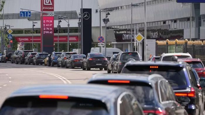 Đoàn dài xe xếp hàng chờ mua nhiên liệu tại một cây xăng ở Moscow. Ảnh: Sohu.
