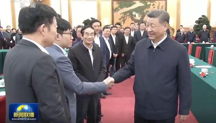 Chủ tịch Trung Quốc Tập Cận Bình bắt tay Lương Văn Phong và hỏi thăm về thành tựu của DeepSeek. Ảnh: CCTV.