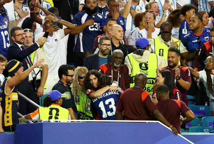 Sidny Lopes Cabral của Cape Verde ôm bạn gái sau khi ghi bàn vào lưới Argentina trong trận đấu vòng 32 World Cup hôm thứ Sáu tại Sân vận động Miami, Florida. Ảnh: Reuters.