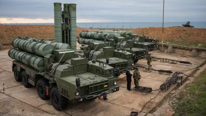 Ống phóng từ hệ thống phòng không tầm xa S-400 của Nga. Ảnh: MW.