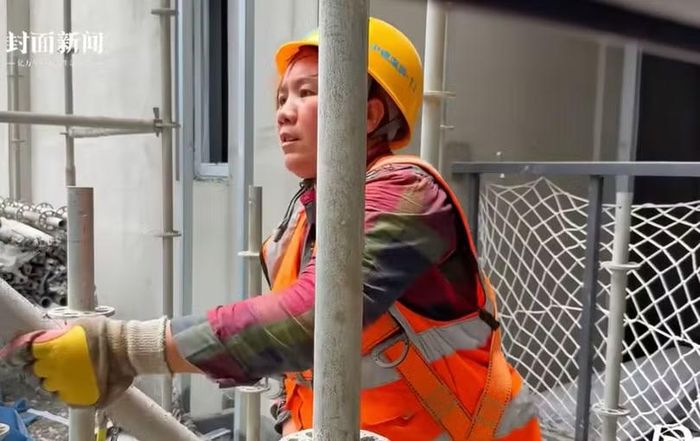 Bà Zou từng làm công việc dọn dẹp và phụ tá cho cửa hàng hoa trước khi dành cả thập kỷ qua làm công việc khuân vác ống thép tại các công trường xây dựng. Ảnh: SCMP.