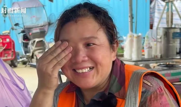 Bà Zou, người đã bỏ học sau khi học xong lớp Một vì gia đình không đủ khả năng chi trả học phí, đã xúc động khi biết con gái lớn của mình sẽ vào học tại một trường đại học hàng đầu. Ảnh: SCMP.