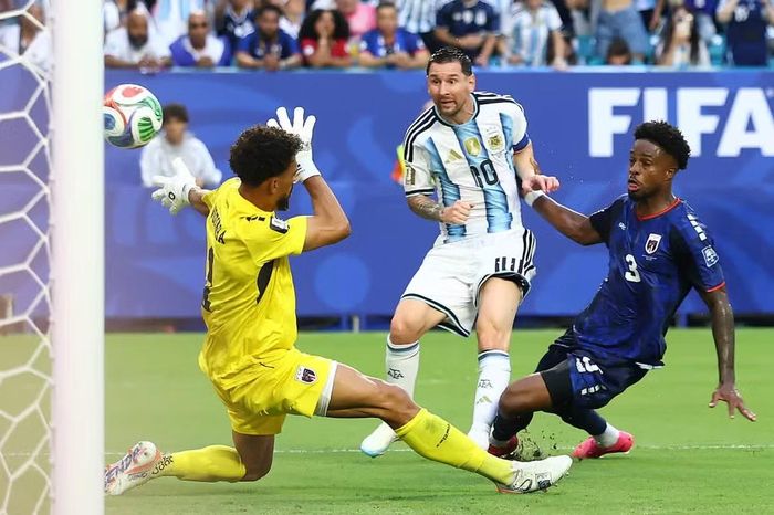Pha xử lý bóng kỹ thuật và cú dứt điểm xuất sắc của Lionel Messi giúp Argentina sớm vươn lên dẫn trước Cape Verde. Ảnh: Chris Brunskill/Fantasista/Getty Images.