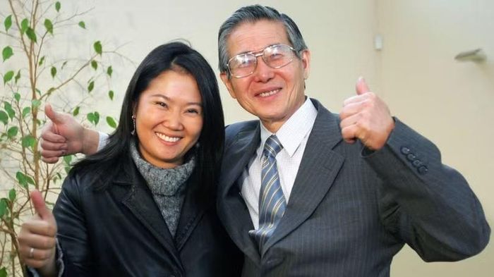 Bà Keiko cùng cha, cố Tổng thống Alberto Fujimori. Ảnh: AFP.
