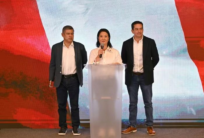 Bà Keiko Fujimori và hai đồng minh trong liên danh tranh cử. Ảnh: AFP.