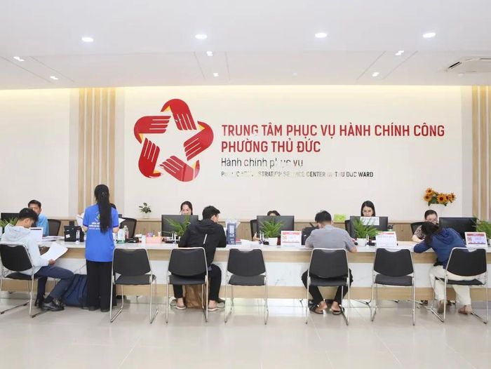 Người dân thực hiện thủ tục hành chính tại phường Thủ Đức