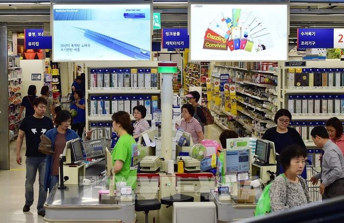 Người dân mua hàng hóa tại một chuỗi cửa hàng bán lẻ của hãng Homeplus, Hàn Quốc ở Seoul. Ảnh: AFP/TTXVN