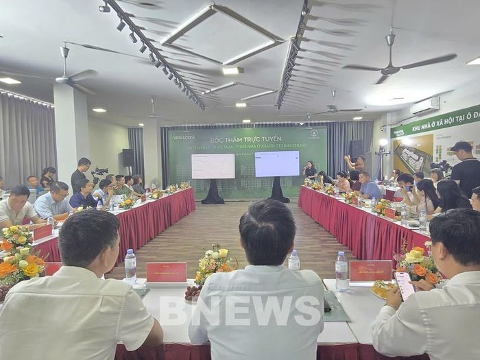 Toàn cảnh lễ bốc thăm trực tuyến quyền mua, thuê, thuê - mua nhà ở xã hội CT3 Kim Chung, Hà Nội. Ảnh: Thu Hằng/Bnews/vnanet.vn