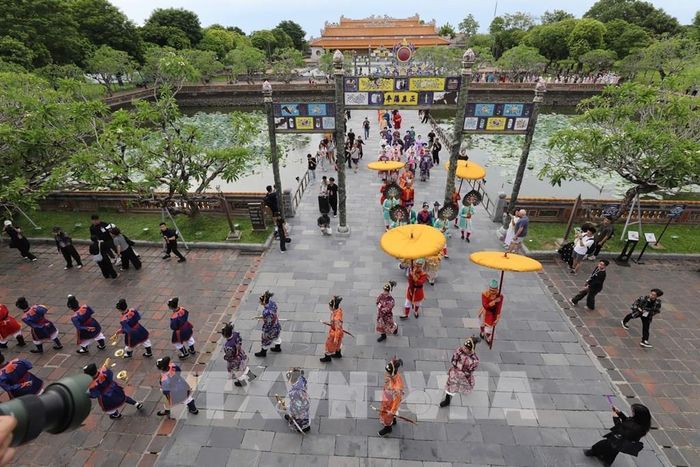 Tái hiện đoàn Ngự giá triều Nguyễn uy nghiêm tại Hoàng thành Huế. Ảnh: Mai Trang- TTXVN