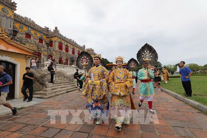 Quảng diễn qua các điểm di tích tiêu biểu như Điện Kiến Trung, cung Trường Sanh, Trường Lang, Ngọ Môn... Ảnh: Mai Trang- TTXVN ; [04/07/2026 19:17:34] Chiều 4/7/2026, Trung tâm Bảo tồn Di tích Cố đô Huế phối hợp UBND phường Phú Xuân (thành phố Huế) cùng Nhóm Dự án Bách hoa bộ hành tổ chức Chương trình quảng diễn Bách hoa bộ hành Huế 2026 với chủ đề “Việt Phong hội tụ”. Ảnh: Mai Trang- TTXVN 