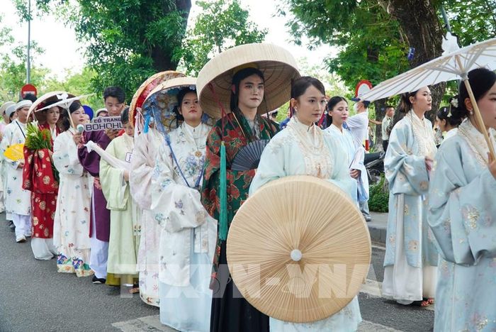 Chương trình quy tụ hơn 1.500 diễn viên, cộng đồng yêu Việt phục khắp ba miền đất nước tham gia quảng diễn. Ảnh: Mai Trang- TTXVN