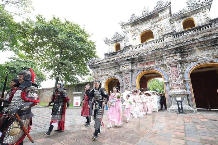 Tái hiện đoàn Ngự giá triều Nguyễn uy nghiêm tại Hoàng thành Huế. Ảnh: Mai Trang- TTXVN