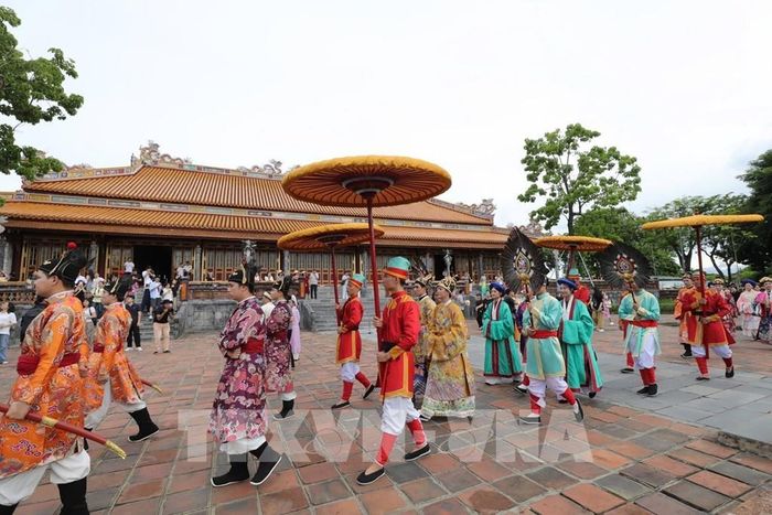 Quảng diễn qua các điểm di tích tiêu biểu như Điện Kiến Trung, cung Trường Sanh, Trường Lang, Ngọ Môn... Ảnh: Mai Trang- TTXVN