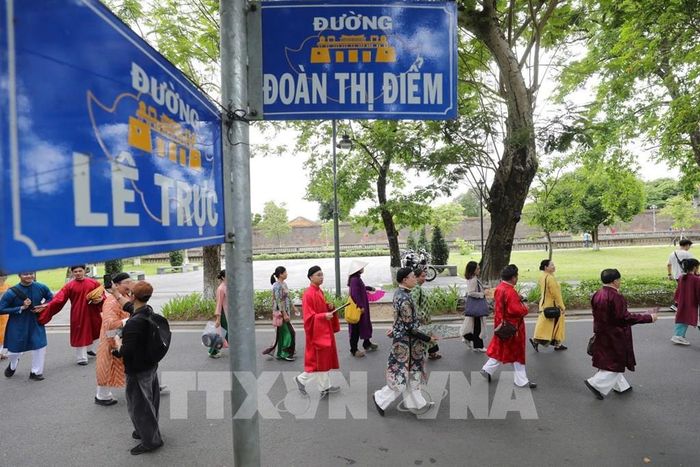 Chương trình quy tụ hơn 1.500 diễn viên, cộng đồng yêu Việt phục khắp ba miền đất nước tham gia quảng diễn. Ảnh: Mai Trang- TTXVN