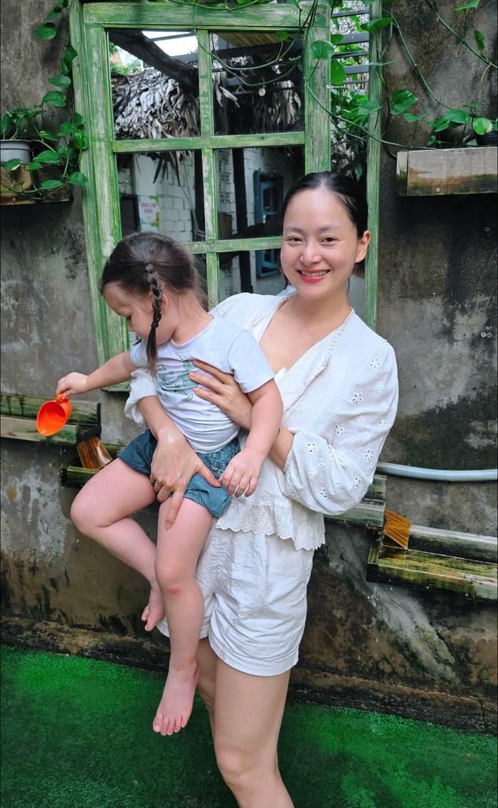 Trước khi bước vào lịch quay mới, Lan Phương dành thời gian bên các con, cân bằng giữa gia đình và công việc. Ảnh: FBNV.