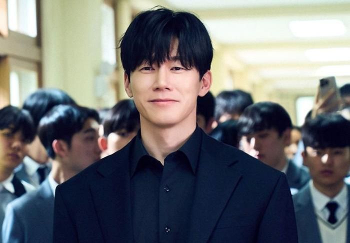 Kim Moo Yeol vào vai nhân vật chính Na Hwa Jin trong Teach You a Lesson. Ảnh: Netflix