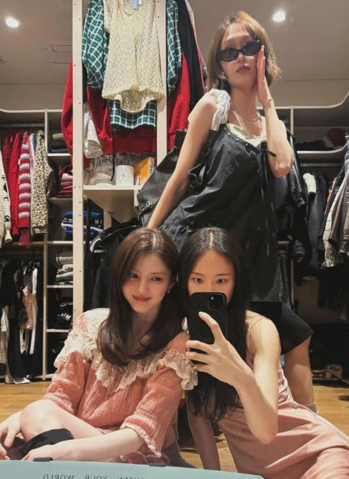 Bữa tieẹc ngủ ấm áp của 3 cô gái Park Ye Ni, Han So Hee và Ryu Hye Young. Ảnh: SNS