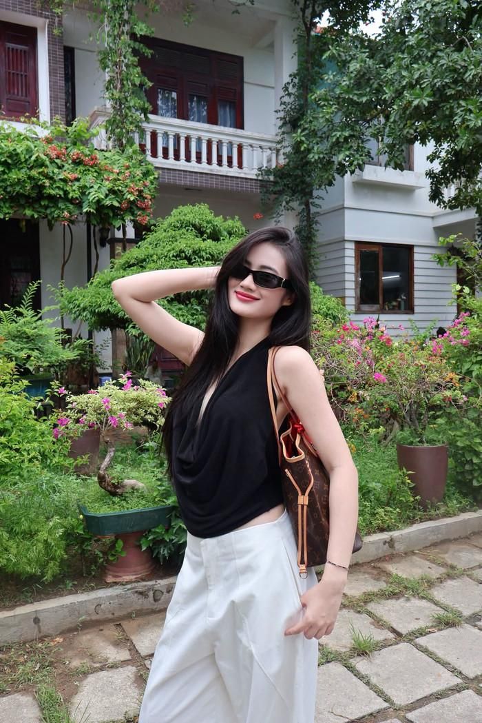 Phong thái tự tin, rạng rỡ minh chứng cho sự trưởng thành của Ý Nhi sau gần ba năm đăng quang. (Nguồn: FBNV)