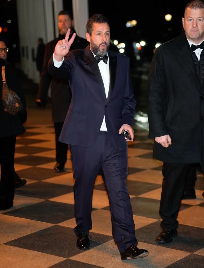 Adam Sandler đảm nhận vai trò chủ hôn trong lễ cưới của Taylor Swift và Travis Kelce.