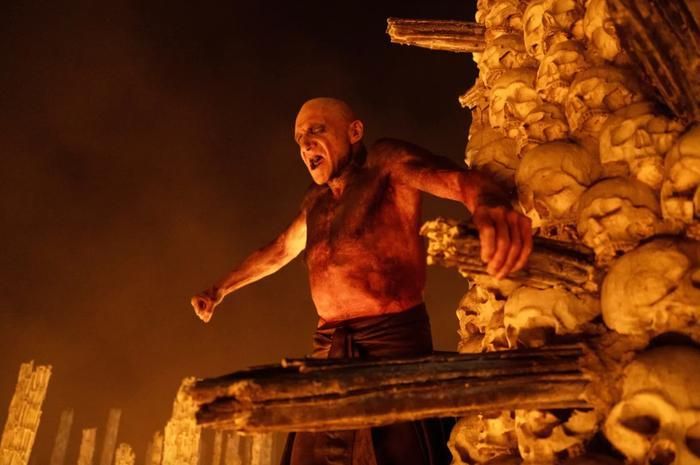 The Bone Temple: Nam diễn viên gạo cội Ralph Fiennes thủ vai Bác sĩ Ian Kelson bên cạnh người bạn xác sống Samson (Chi Lewis-Parry). Ảnh: Sony Pictures