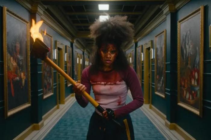 Đả nữ Zazie Beetz (vai Asia Reaves) tả xung hữu đột qua hàng tá kẻ thù trong một phân cảnh hành động đẫm máu. Ảnh: Warner Bros