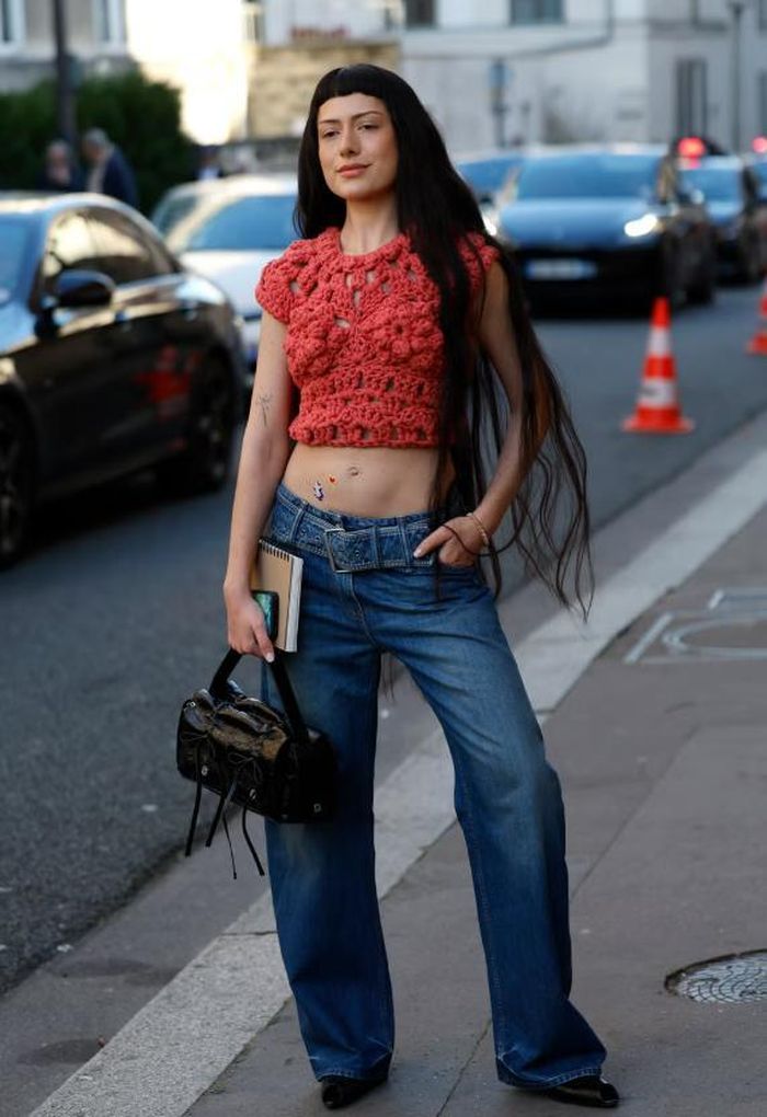 Áo crochet phối cùng quần jeans. Ảnh: Getty Images