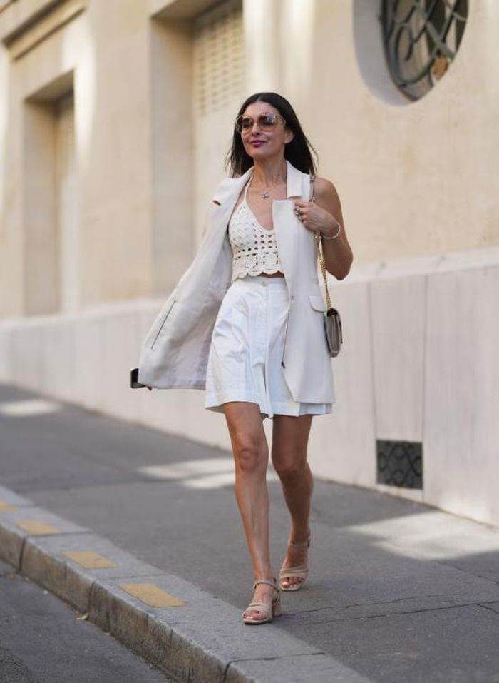 Áo crochet kết hợp quần bermuda. Ảnh: Getty Images