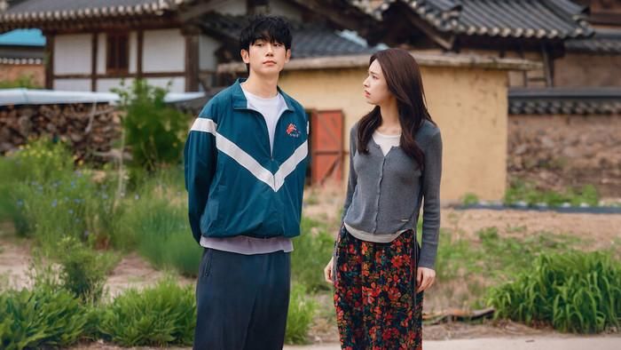 Dự kiến phát hành ngày 7/8, Our Sticky Love là series gốc của Netflix thuộc dòng phim hài lãng mạn. Phim theo chân Go Eun Sae do Ha Young thủ vai, một nữ công tố viên tài giỏi bị mất trí nhớ sau tai nạn xảy ra khi cô điều tra một tổ chức tội phạm. Tỉnh dậy tại một ngôi làng ở quê, Eun Sae gặp Jang Tae Ha, cựu vô địch quyền anh trẻ do Jung Hae In đảm nhận. Tae Ha nói dối rằng anh là bạn trai của Eun Sae, từ đó mở ra một mối quan hệ vừa nhiều tình huống hài hước vừa ẩn chứa những bí mật liên quan đến quá khứ của cả hai.