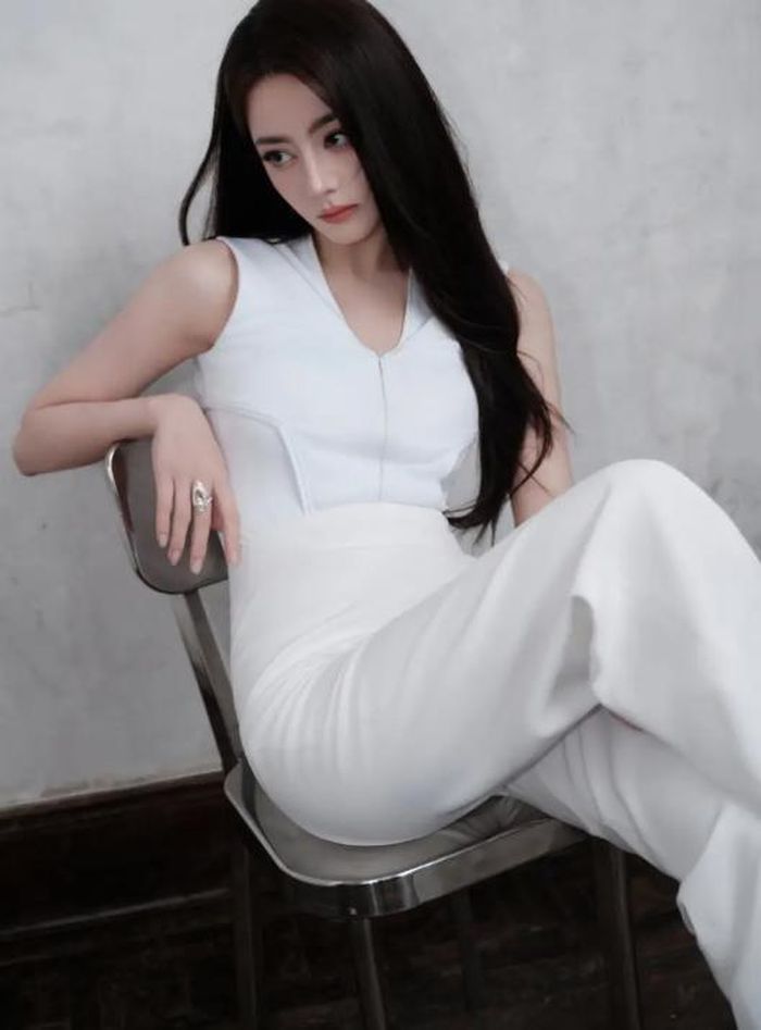 Khả năng làm chủ ống kính ấn tượng giúp Địch Lệ Nhiệt Ba ghi điểm tuyệt đối trong mắt người hâm mộ. Ảnh: Sohu
